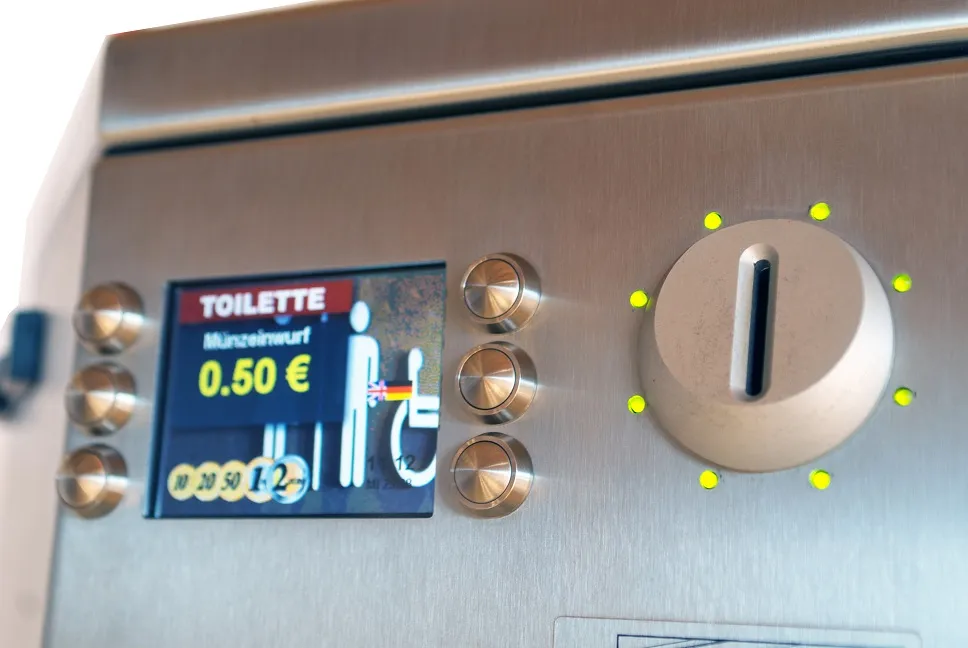 Ekrani udhëzues dhe hyrja e monedhave në automatin e pagesës TRINITY